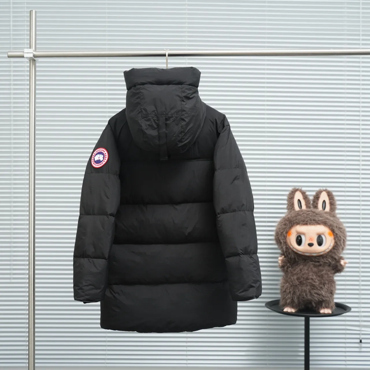 P940 Canada Goose Lawrence Down Jacket The Lawrence Down Jacket provides essential protection for everyday adventures and is made from sustainable Enduraluxe fabric with a durable soft touch. It features a quilted body, an adjustable down hood and a longer hem. Adjustable, down-filled, communicated hood. Two-way center front zipper increases range of motion and ventilation. The chin-protecting suede knit stand-up collar is soft and extra-comfortable. Inset rib-knit cuffs for added comfort and locked in heat. CORDURAD piping at the cuffs hem and reflective double-stripe grip tape at the back. Internal shoulder strap Color: black with red label black with black label azure blue Size: XS-2XL